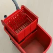 20 literes felmosóvödör facsaróval és nyéllel, kerekes felmosóvödör, műanyag, piros