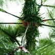 Műfenyő 210 cm, akasztós karácsonyfa 505 tűvel és ezüst díszítéssel, karácsonyfadísz fém állvánnyal beltéri használatra