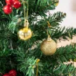 Mini karácsonyfa, karácsonyi dekoráció, karácsonyi gömbdíszekkel és LED-es égőkkel, 60 cm, többszínű