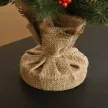 Mini karácsonyfadísz díszekkel, piros bogyókkal, 50 cm magas, cement talppal, zöld + többszínű
