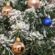 Mini műfenyő 60 cm-es hóval, 67 hegyű cementalap beltéri irodába
