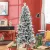  Künstlicher Weihnachtsbaum, Kunstschnee & Tannenzapfen, realistisch, flammhemmend, Metallfuß, 183 cm, Grün