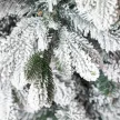  Künstlicher Weihnachtsbaum, Kunstschnee & Tannenzapfen, realistisch, flammhemmend, Metallfuß, 183 cm, Grün
