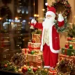  Singender Weihnachtsmann, 150 cm, stehende animierte Weihnachtsfigur mit Glocke und Kranz, per Sound/Berührung aktiviert