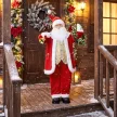  Singender Weihnachtsmann, 150 cm, stehende animierte Weihnachtsfigur mit Glocke und Kranz, per Sound/Berührung aktiviert