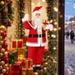  Lebensgroßer singender Weihnachtsmann 150 cm, animierte Musikfigur mit drehendem Kopf, winkender Hand und Geschenk