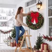 Karácsonyi koszorú 60 cm-es ajtókoszorú Crestwood lucfenyő mintával, masnival, 50 LED-del, 140 ágvéggel, 8 világítási móddal