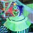 Ijesztő bohóc halloweeni dekoráció, mozgatható, nevető funkcióval, rózsaszín+lila