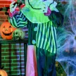 Ijesztő bohóc halloweeni dekoráció, mozgatható, nevető funkcióval, rózsaszín+lila