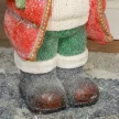 Weihnachtsmannfigur mit Baum und Geschenk, 3 warmweiße LEDs, batteriebetrieben, 50 cm