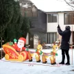 Felfújható karácsonyfadísz, Mikulás rénszarvas szánban, poliészter