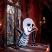 Felfújható Halloween csontváz, kikúszik a földből, LED fényekkel, ijesztő dekoráció beltéri és kültéri használatra.