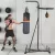 2 az 1-ben boxzsák állvány, max. teherbírás 100 kg, forgatható acél boxzsák tartó 20 kg-os boxzsákkal/golyóval, magasságban állítható álló boxzsák tartó, beltéri fitnesz edzéshez, fekete