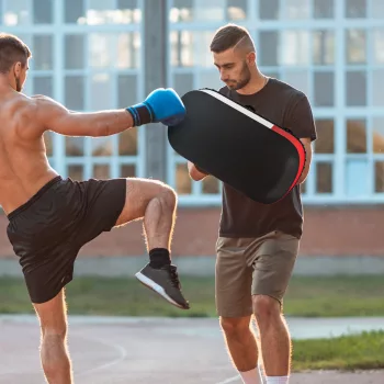   Lábvédő Muay Thai-hoz, kick-boxhoz, műbőr borítással, 0,4 kg, 38x20x18 cm, fekete/piros/fehér