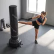180 cm-es szabadon álló bokszzsák, tapadókorongos talppal, tölthető, ütéscsillapító, kesztyű, boxedző