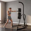 Boxzsák állvány, szabadon álló boxzsák tartó boxzsákkal, gumikötél, 360°-os lánc, U-alakú talp, súlytárcsa tartó, acél