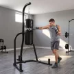 Boxzsák állvány, szabadon álló boxzsák tartó boxzsákkal, gumikötél, 360°-os lánc, U-alakú talp, súlytárcsa tartó, acél