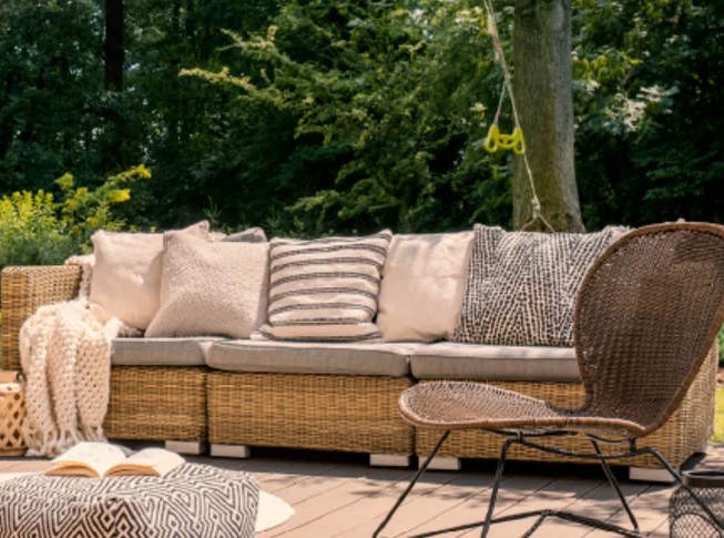Kerti relaxáció: Rattan bútorok, padok és székek a teraszon
